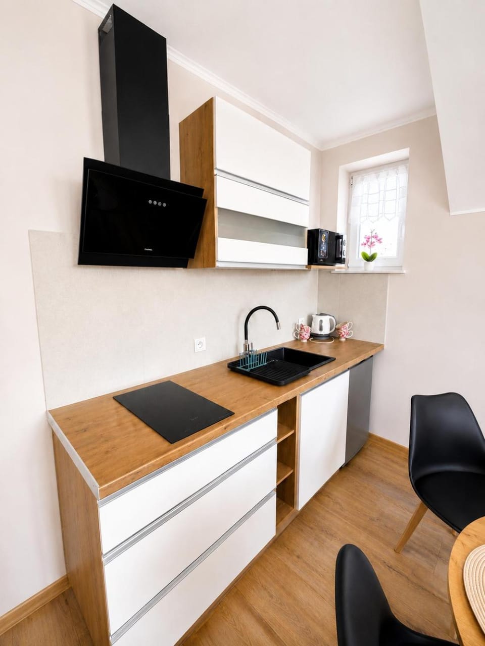 Kitchen or kitchenette, Dining area, oven, stove