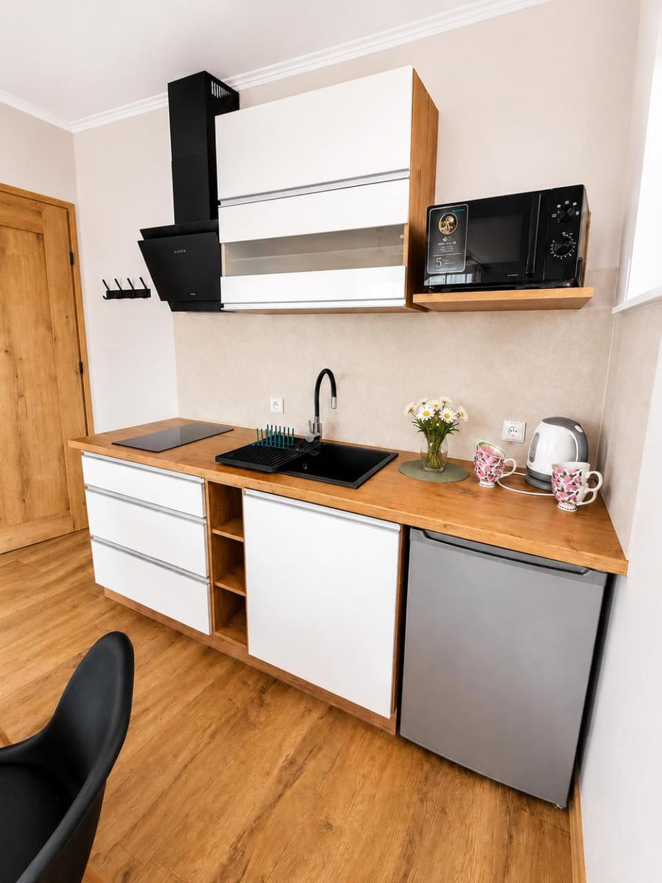 Coffee/tea facilities, Kitchen or kitchenette, oven, stove