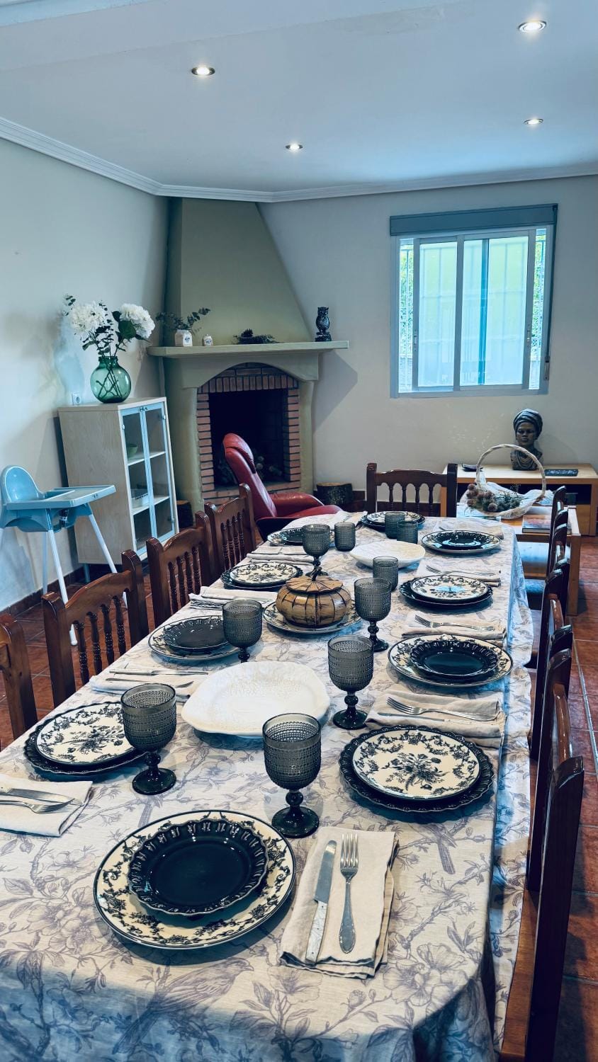Dining area, fireplace