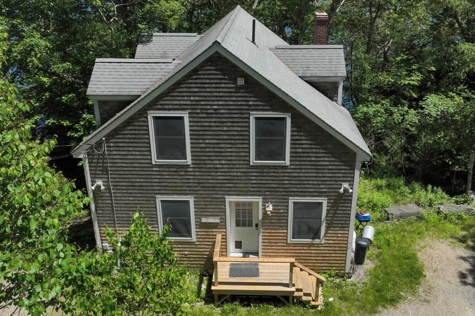 Waterfront Cottage! Family-Friendly Hideaway House in Round Pond
