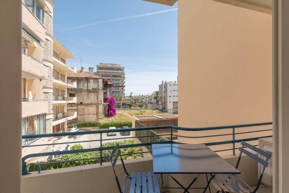 Le Dauphin, studio , Vue mer Apartment in Antibes
