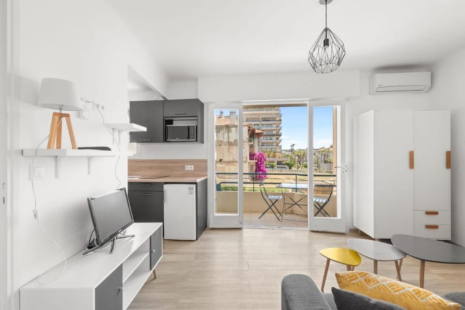Le Dauphin, studio , Vue mer Apartment in Antibes