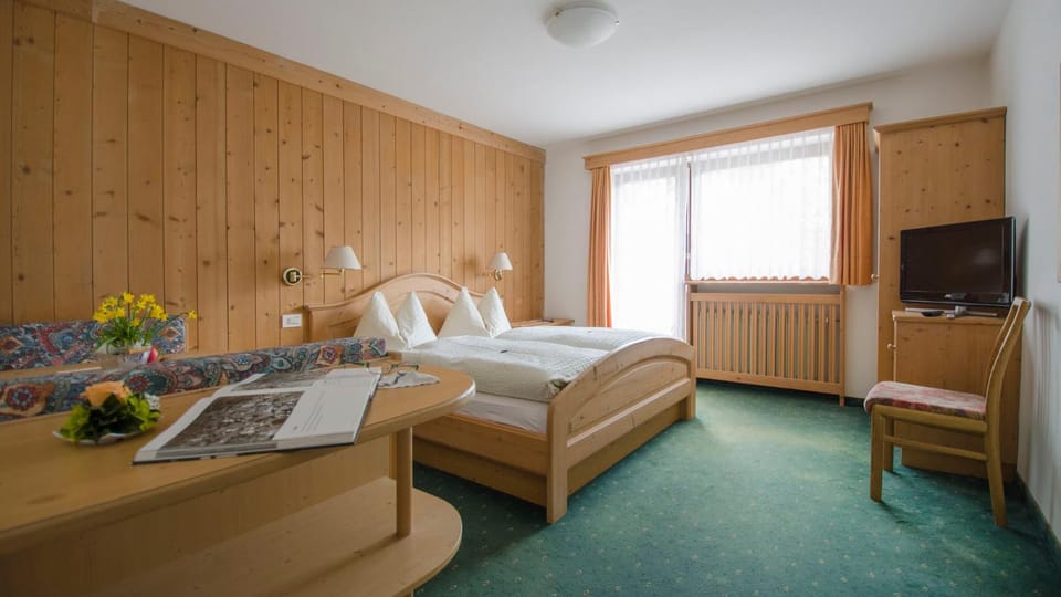 Shower, Toilet, Bathroom, TV and multimedia, Balcony/Terrace, Photo of the whole room, Seating area, Bedroom, Mountain view