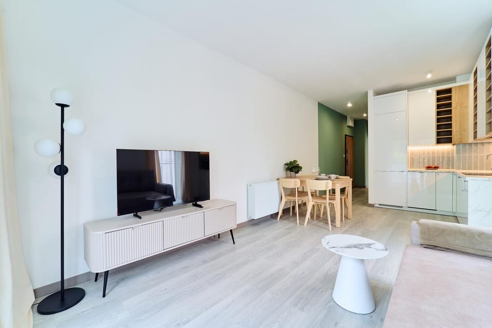 TV and multimedia, Kitchen or kitchenette, Living room, Seating area, Dining area