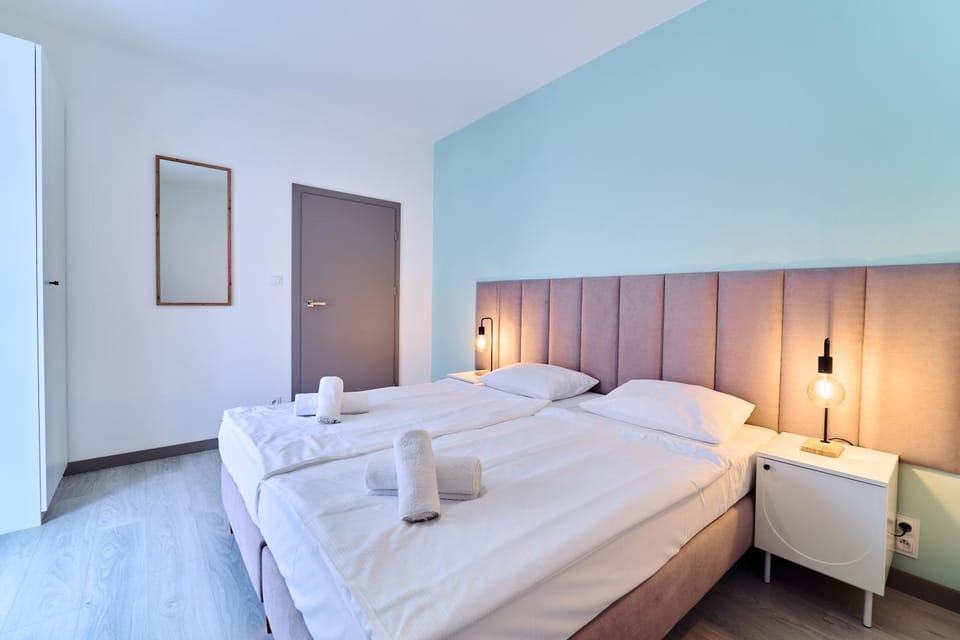 Bed, Photo of the whole room, Bedroom, towels
