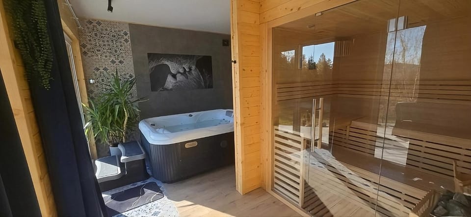 Hot Tub, Sauna