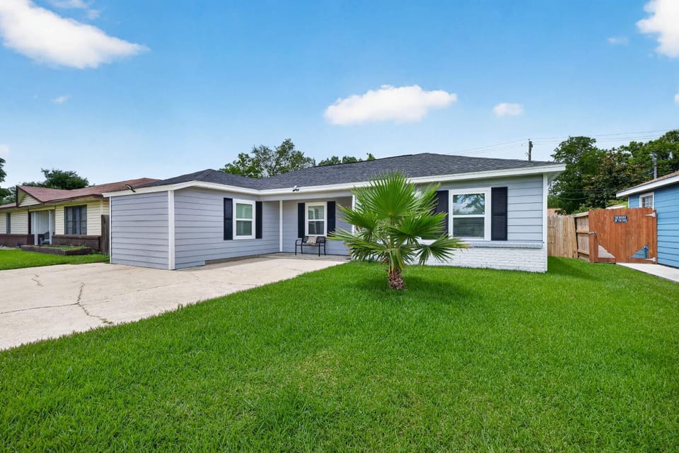 Spacious & Modern 4 Bedroom Family Home Apartment in Pasadena