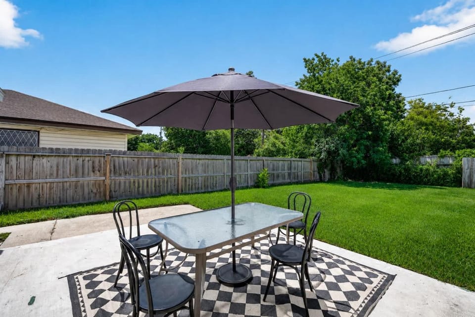 Spacious & Modern 4 Bedroom Family Home Apartment in Pasadena