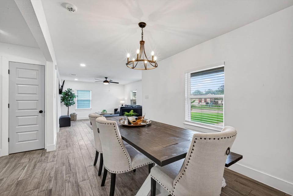 Spacious & Modern 4 Bedroom Family Home Apartment in Pasadena