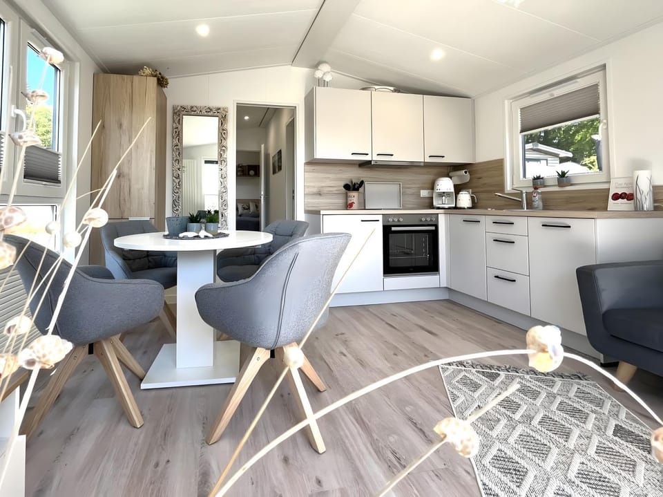 Property building, Kitchen or kitchenette, Living room