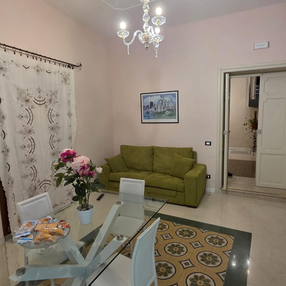 Living room, Seating area, Dining area, Breakfast