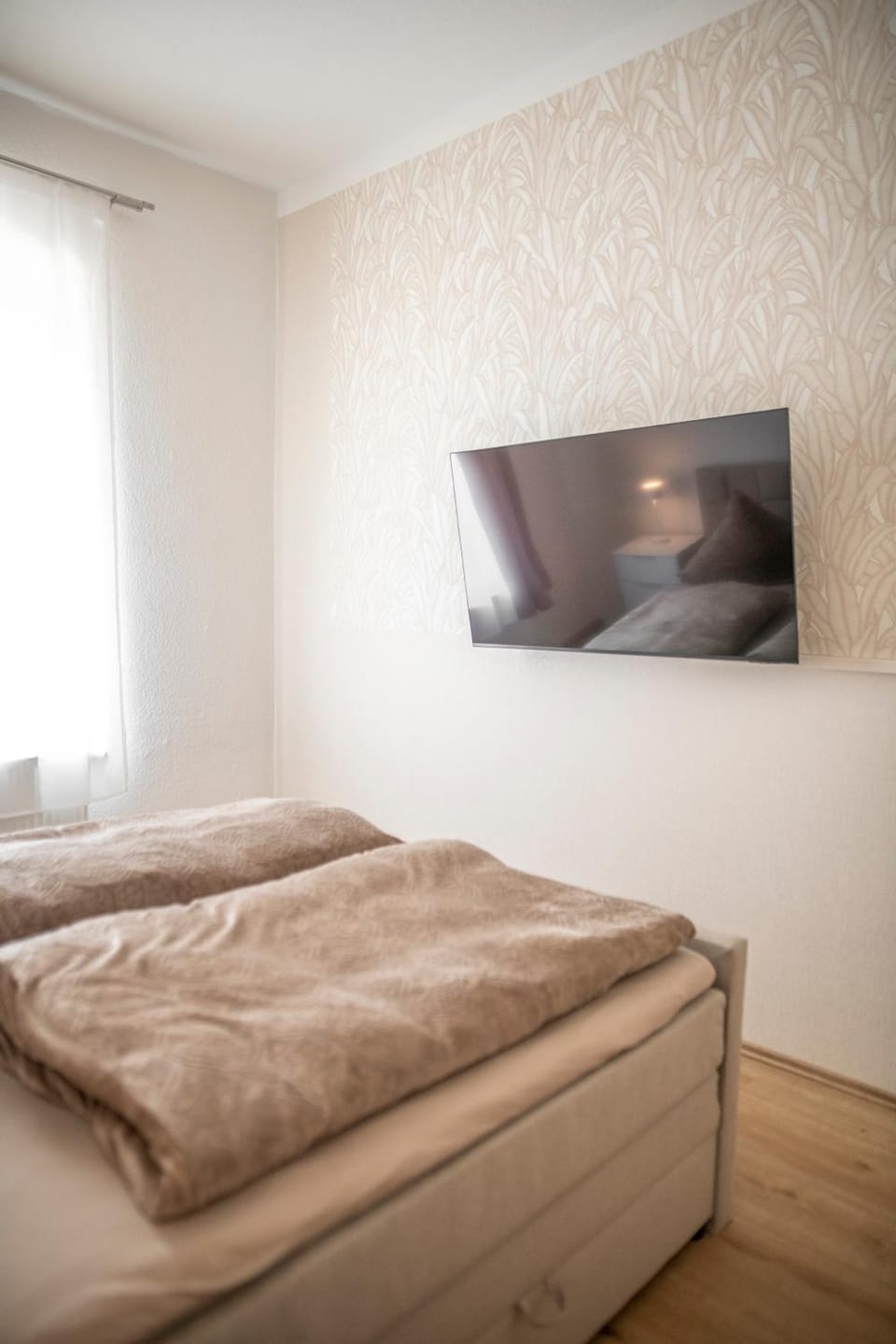 Bed, TV and multimedia, Bedroom