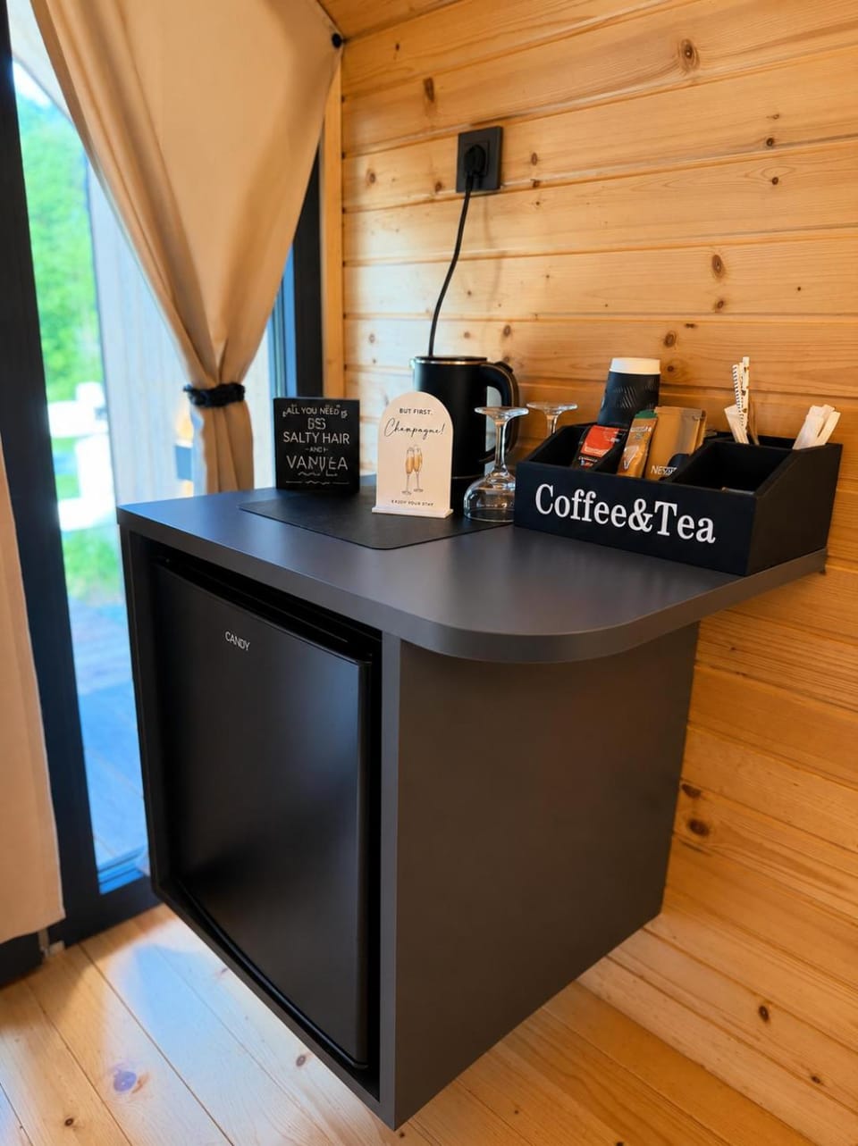 Coffee/tea facilities, minibar