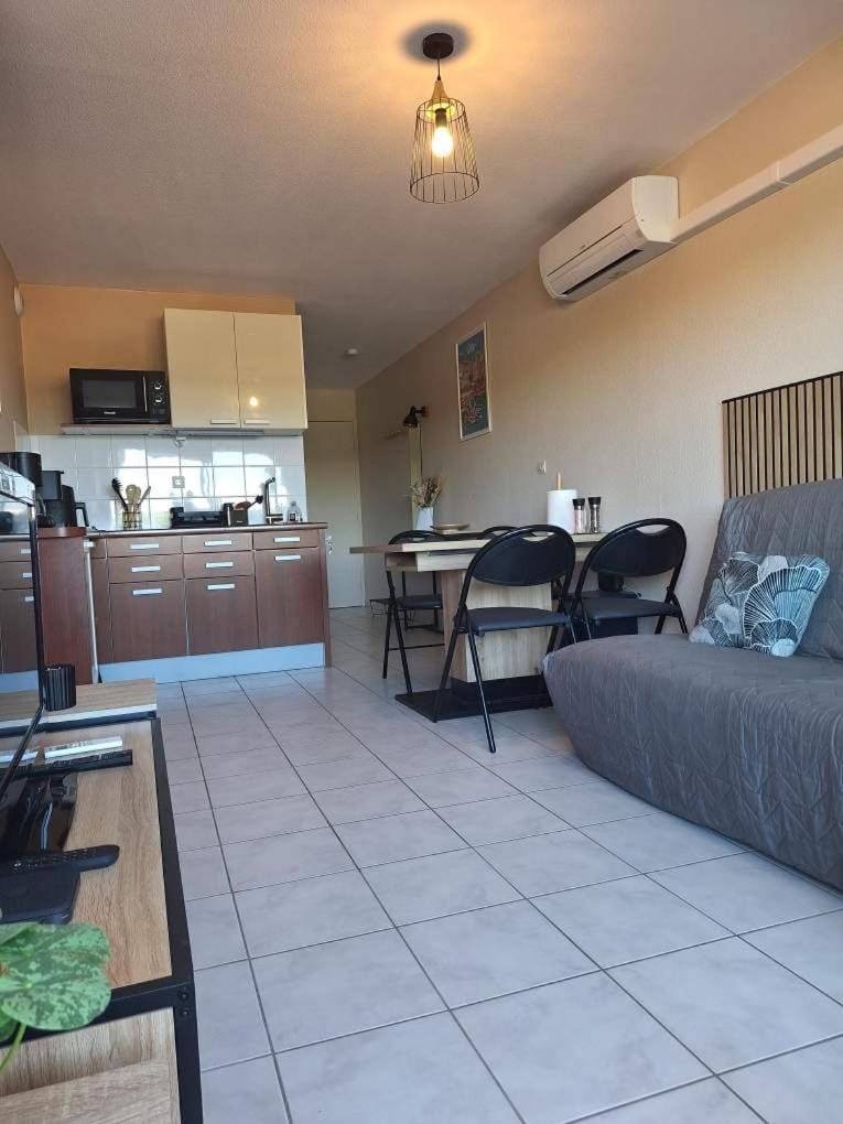 Kitchen or kitchenette, Living room, stove, air conditioner