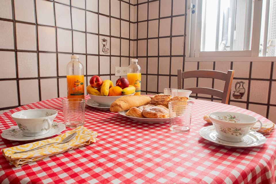 Coffee/tea facilities, Food and drinks, Dining area, Food, Breakfast, Continental breakfast, Drinks