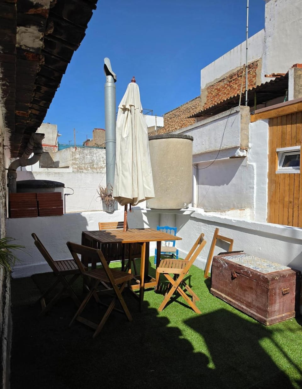 Property building, Patio, Day, View (from property/room), Balcony/Terrace, Dining area, sunbed