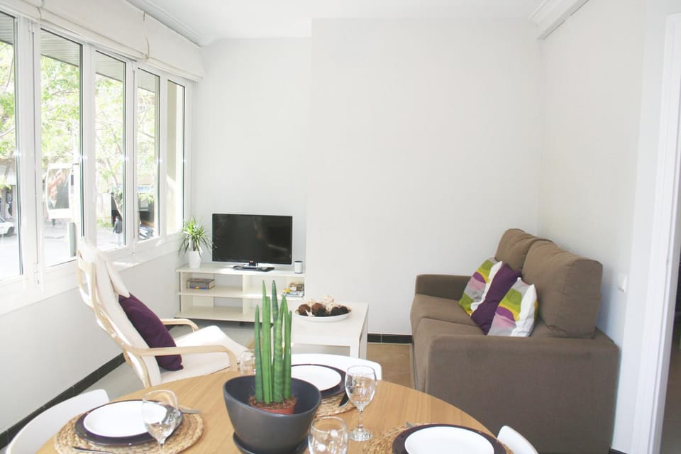 TV and multimedia, Living room, Seating area, Dining area