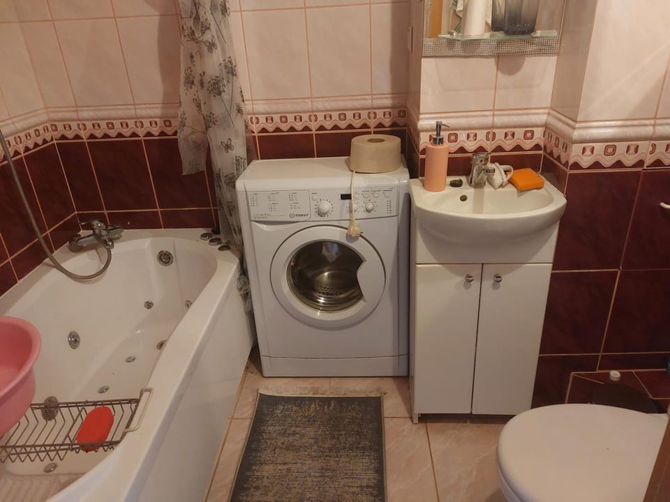 Toilet, Bathroom, Bath, towels, washing machine, dryer
