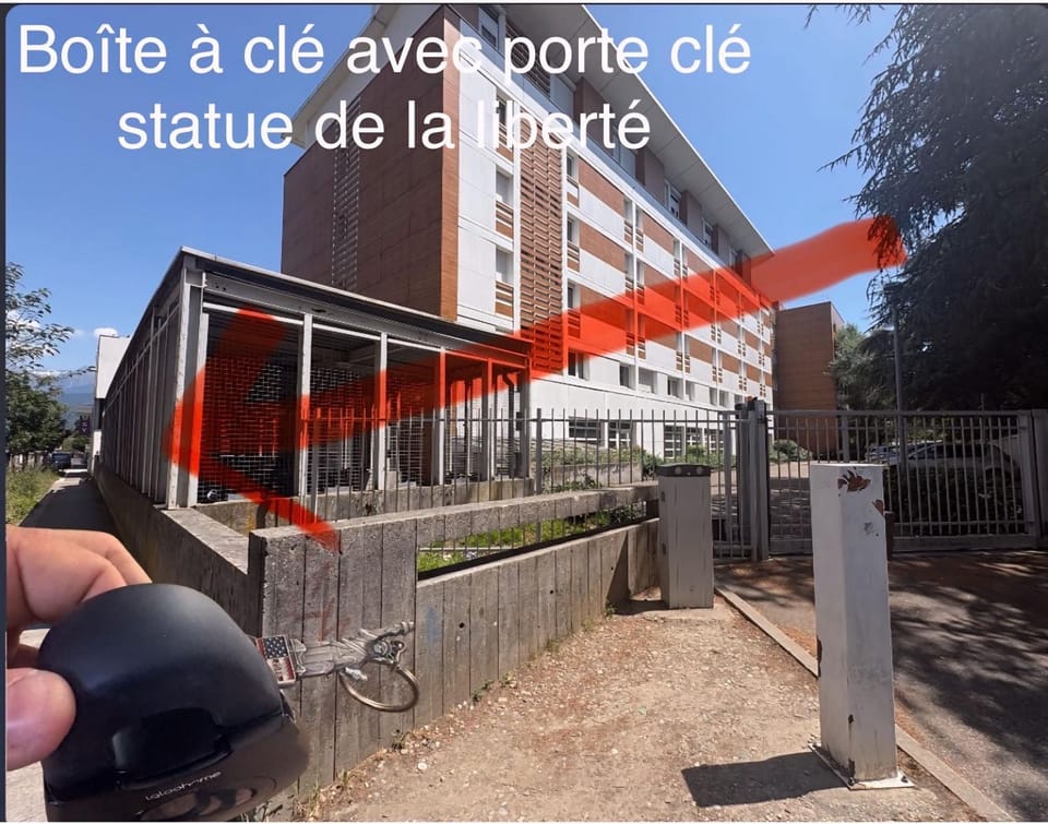 Studio lumineux et climatisé avec parking gratuit - Tramway devant la résidence - appartement 114 Apartment in Grenoble