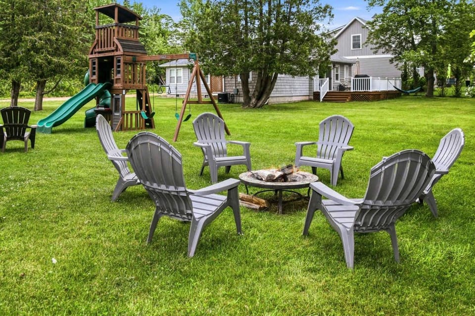 Lake It Easy Hot Tub Fire Pit Beach Access House in Michigan