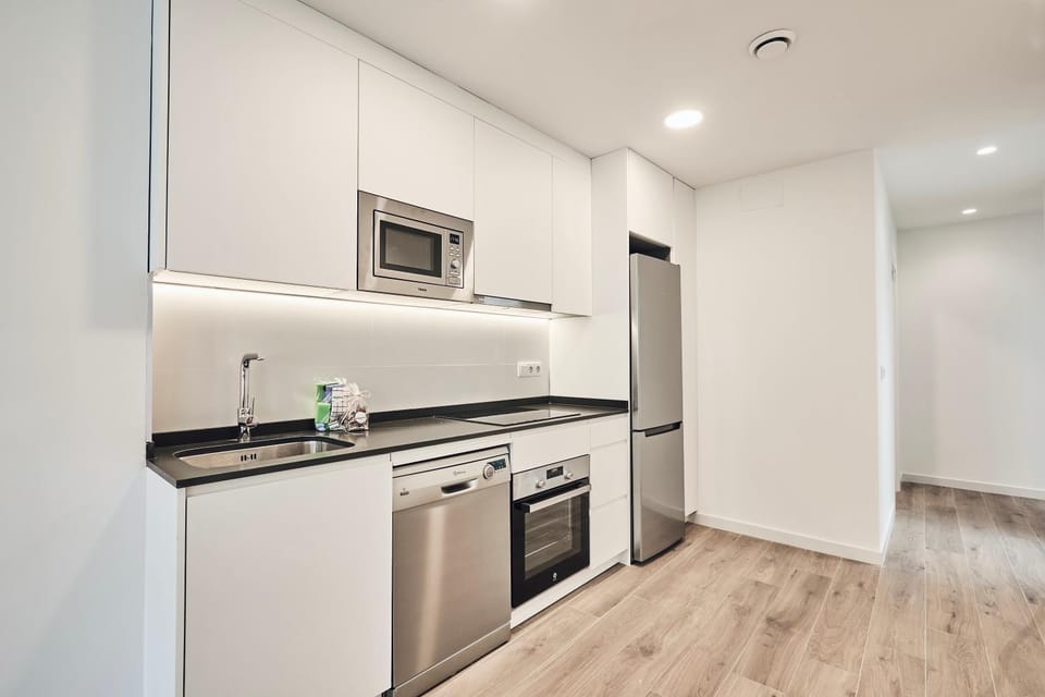 Kitchen or kitchenette, dishwasher, oven