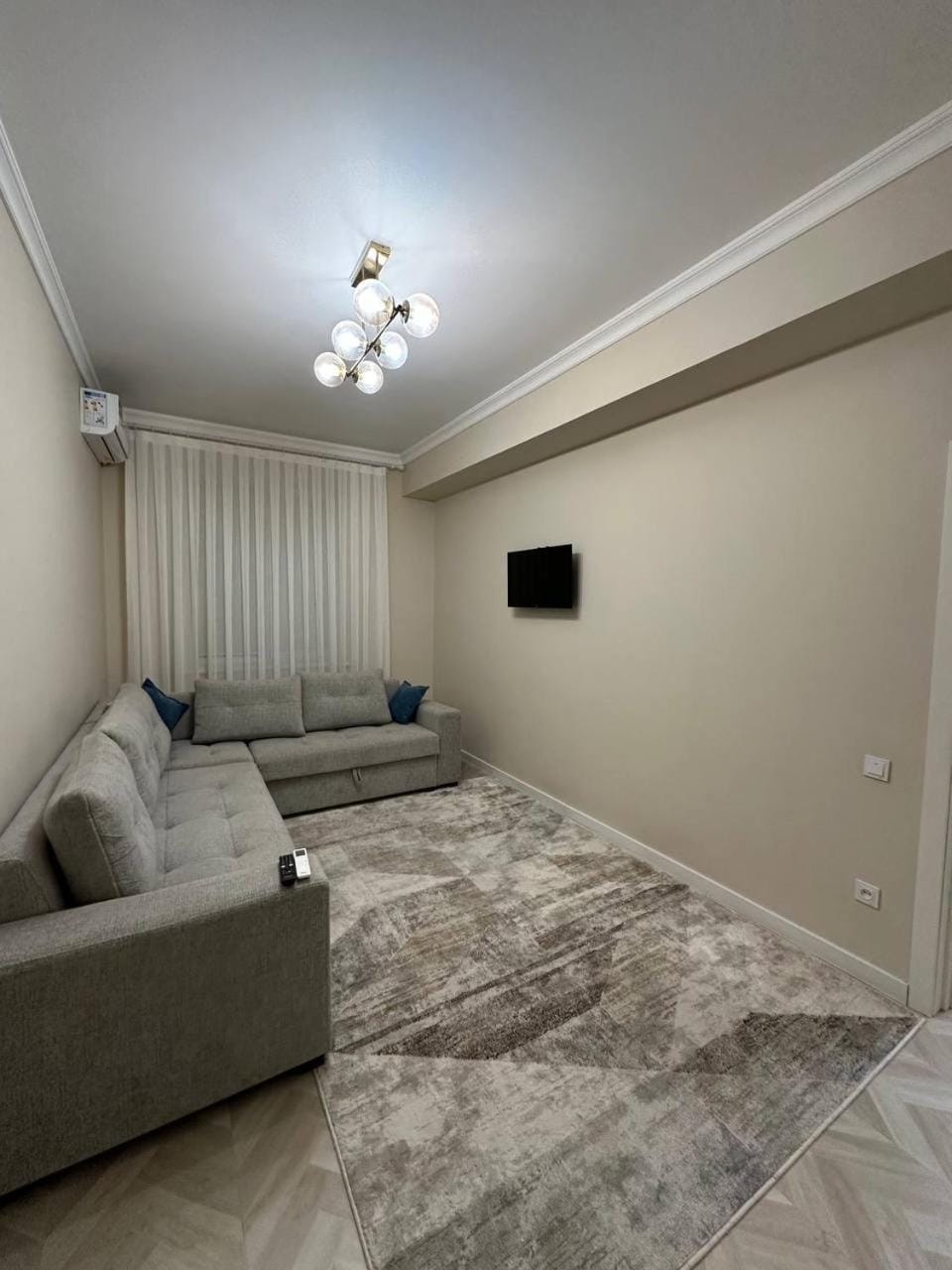TV and multimedia, Living room, Seating area, Bedroom
