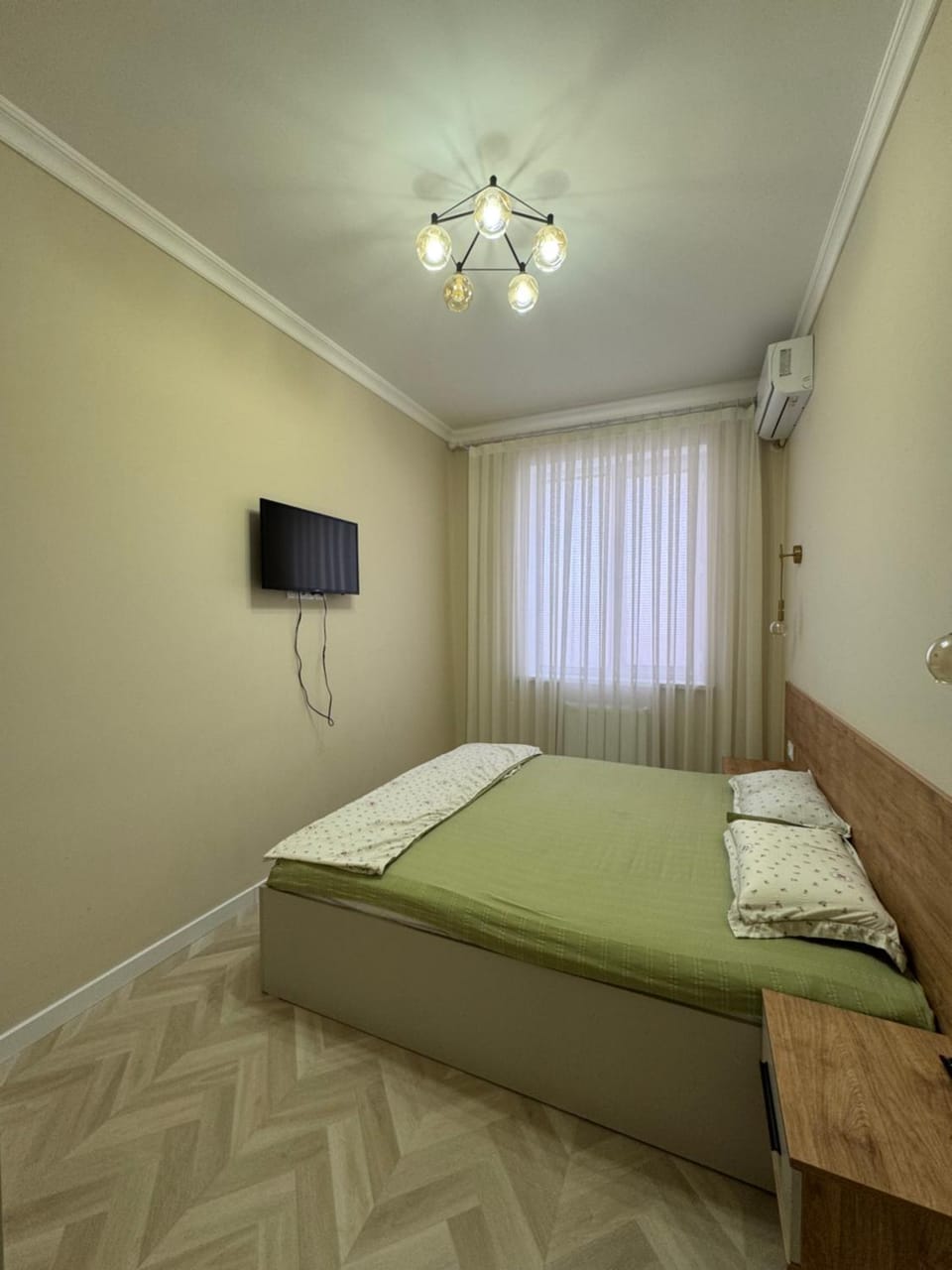 Bed, TV and multimedia, Bedroom