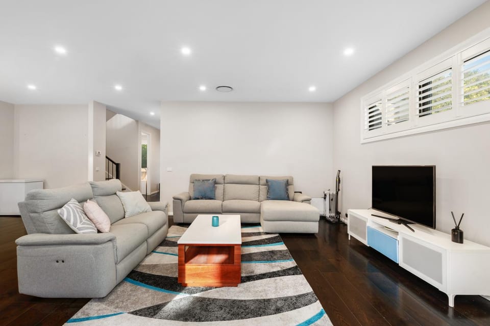 4BR Doncaster Home Dual Ensuites & Deck House in Melbourne