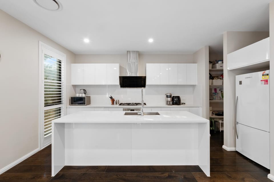 4BR Doncaster Home Dual Ensuites & Deck House in Melbourne