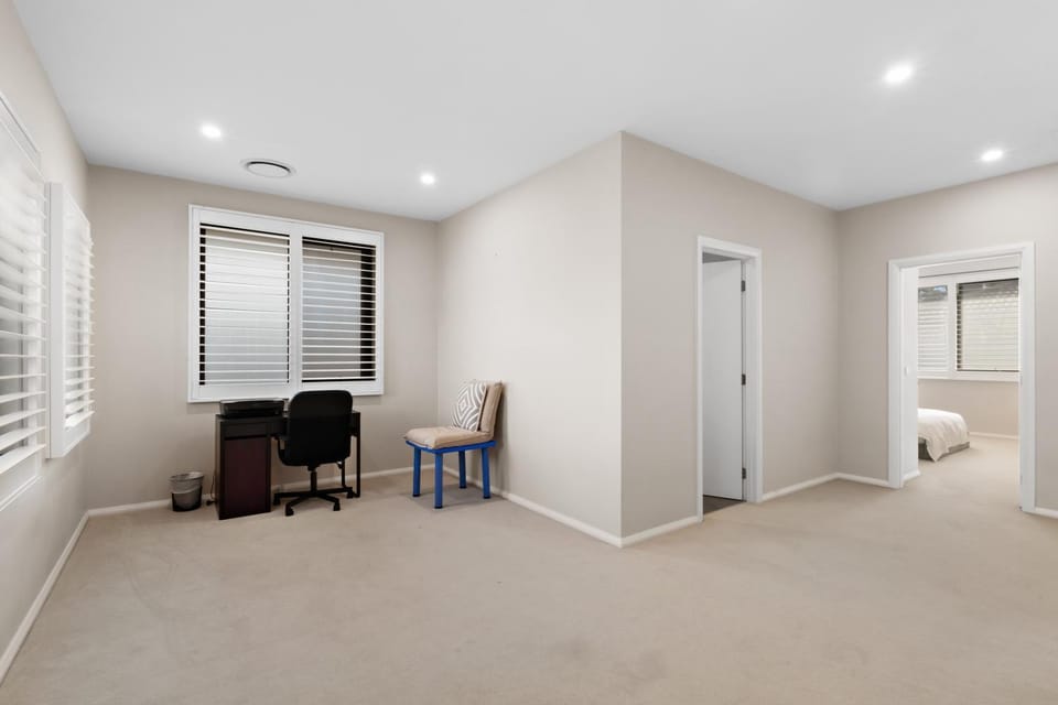 4BR Doncaster Home Dual Ensuites & Deck House in Melbourne