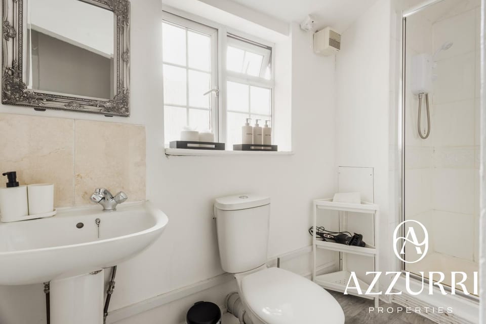 Shower, Toilet, Bathroom, Text overlay, towels