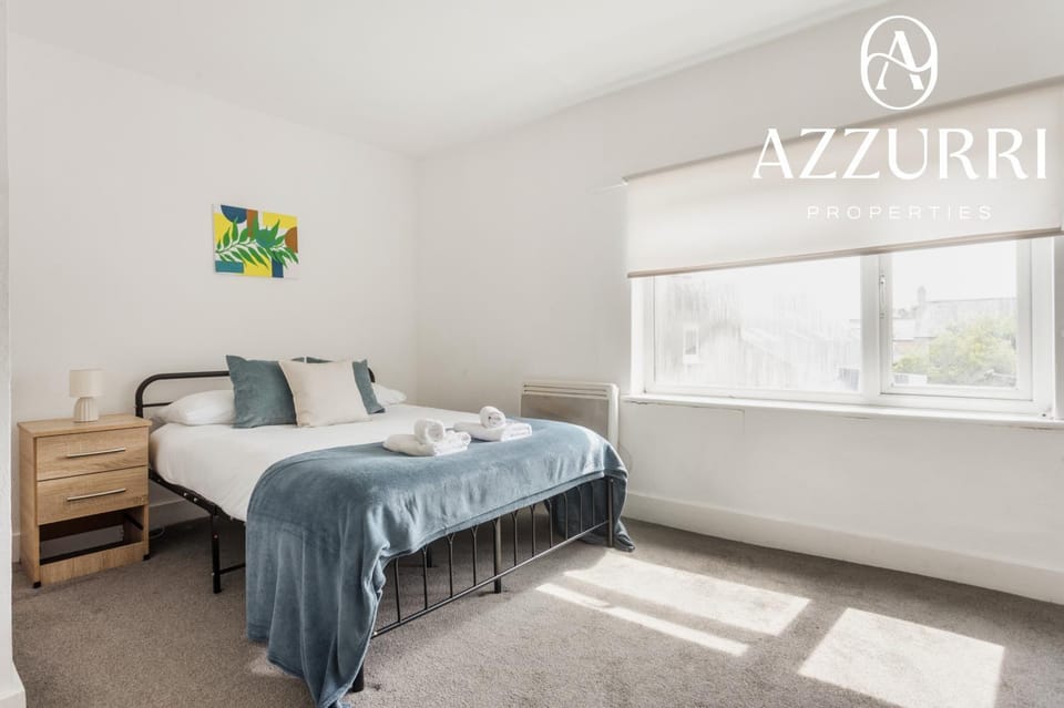 Bed, Photo of the whole room, Bedroom, Text overlay, towels