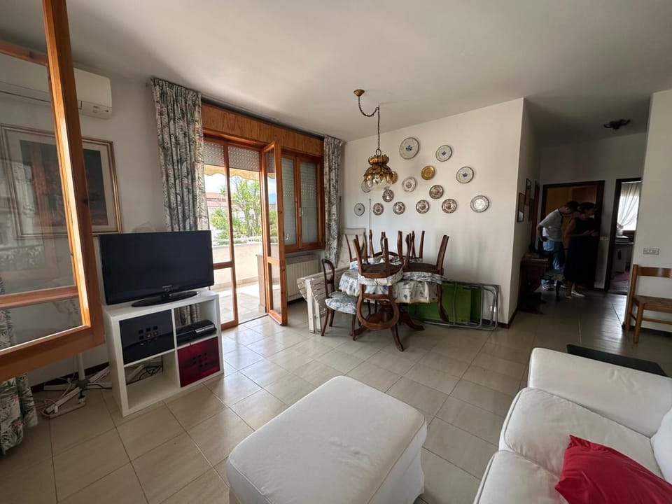 TV and multimedia, Living room, Photo of the whole room, Seating area, Dining area