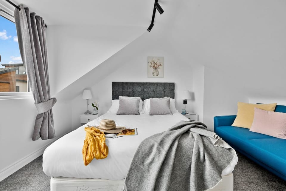 Bed, Seating area, Bedroom, heating, internet, towels