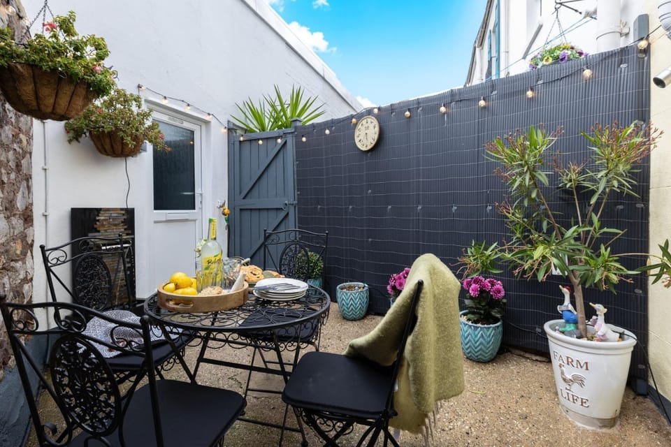Patio, Garden, Dining area