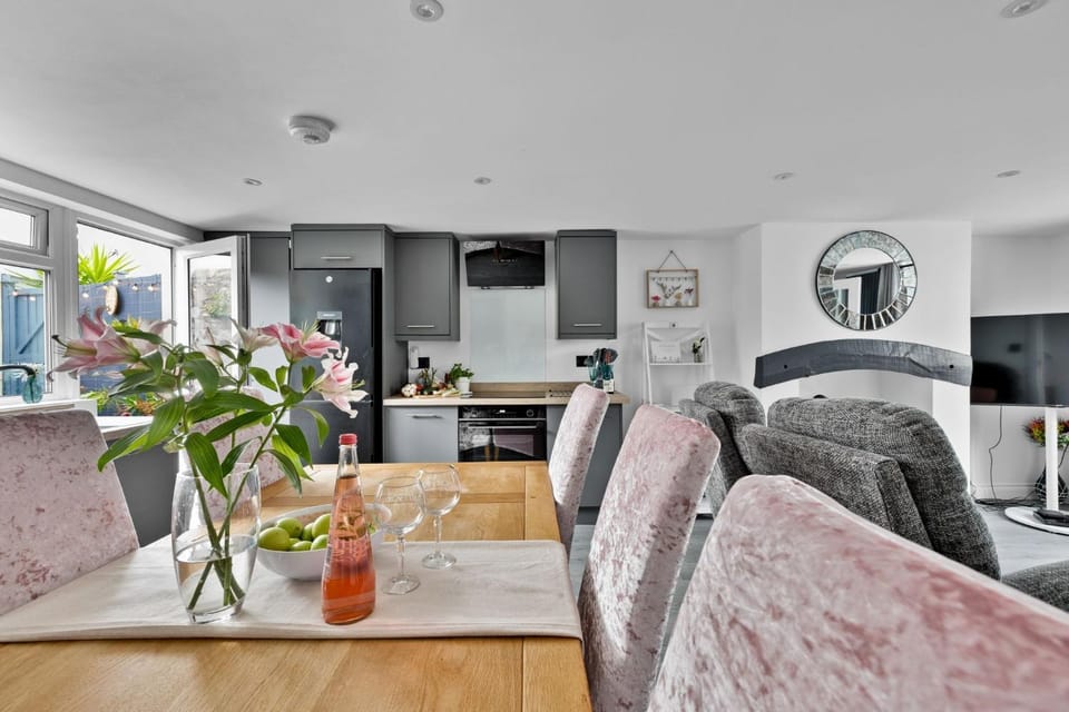 TV and multimedia, Kitchen or kitchenette, Living room, Seating area, Dining area, microwave, oven, stove, toaster