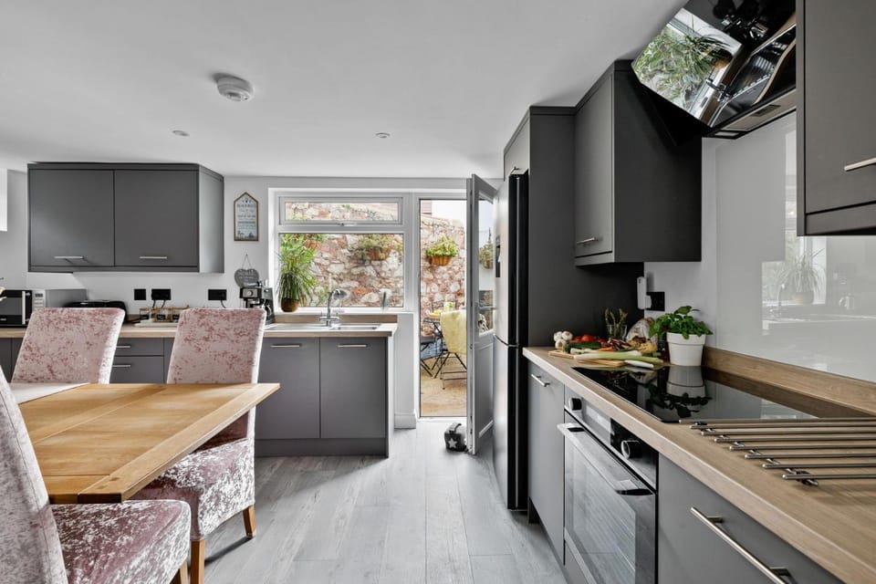 Property building, Garden, Kitchen or kitchenette, Living room, Seating area, Dining area, dishwasher, microwave, oven, stove, toaster