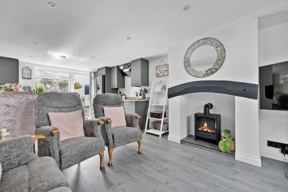 TV and multimedia, Living room, Seating area, fireplace