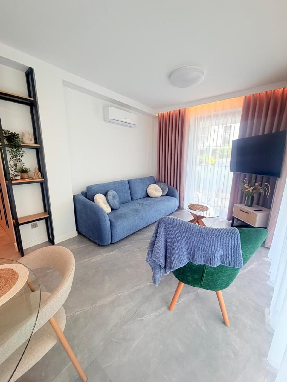 Photo of the whole room, Seating area, air conditioner