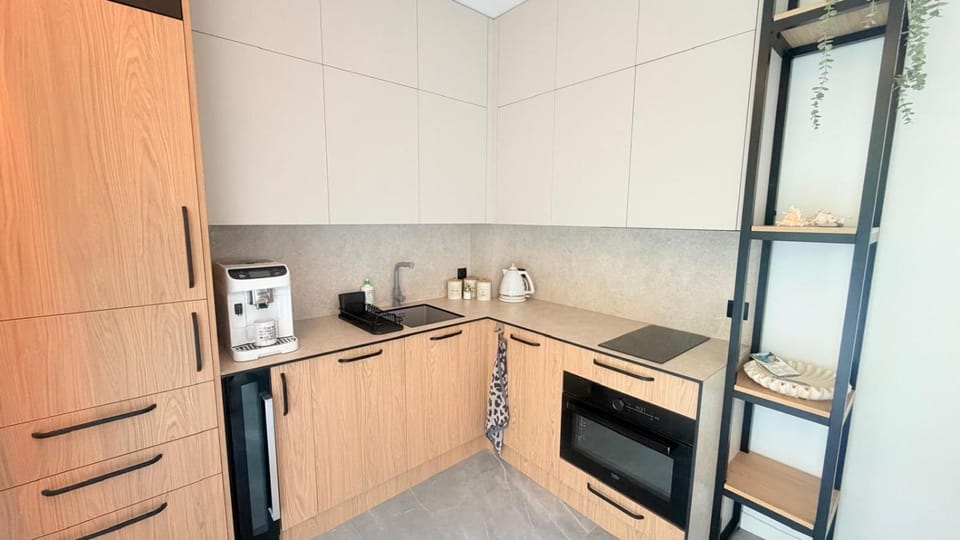 Coffee/tea facilities, Kitchen or kitchenette, oven, stove, toaster