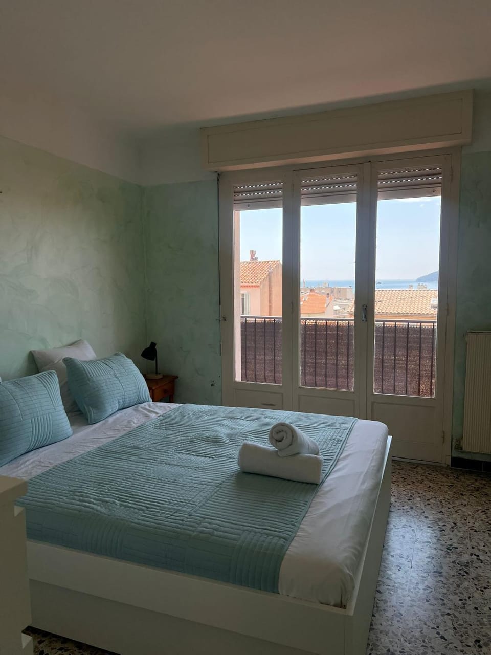 Bed, Photo of the whole room, Bedroom, towels