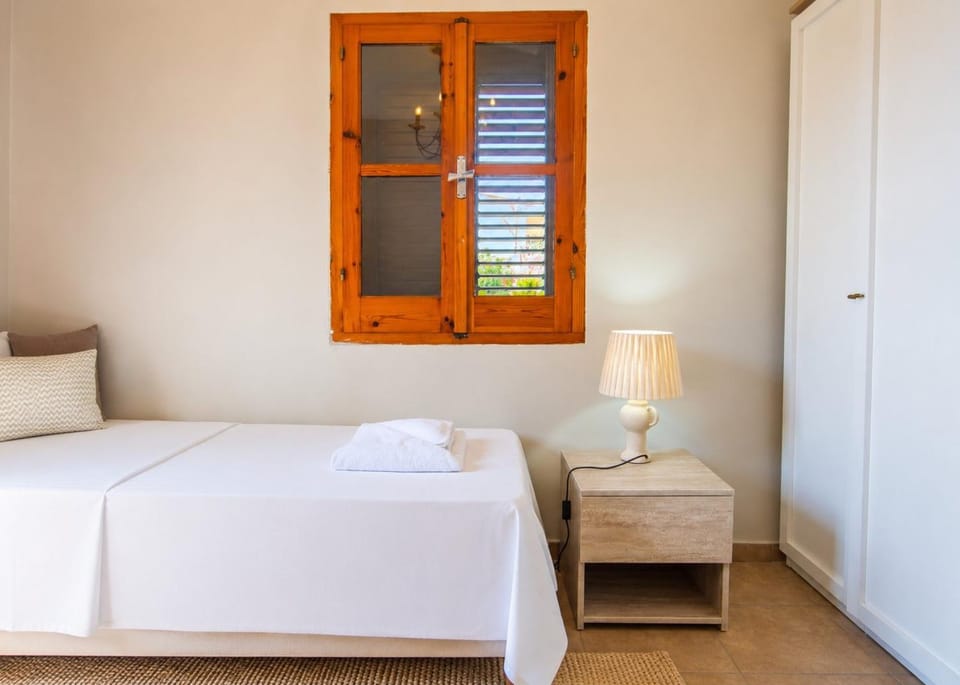 Bed, Photo of the whole room, Bedroom, towels, wardrobe