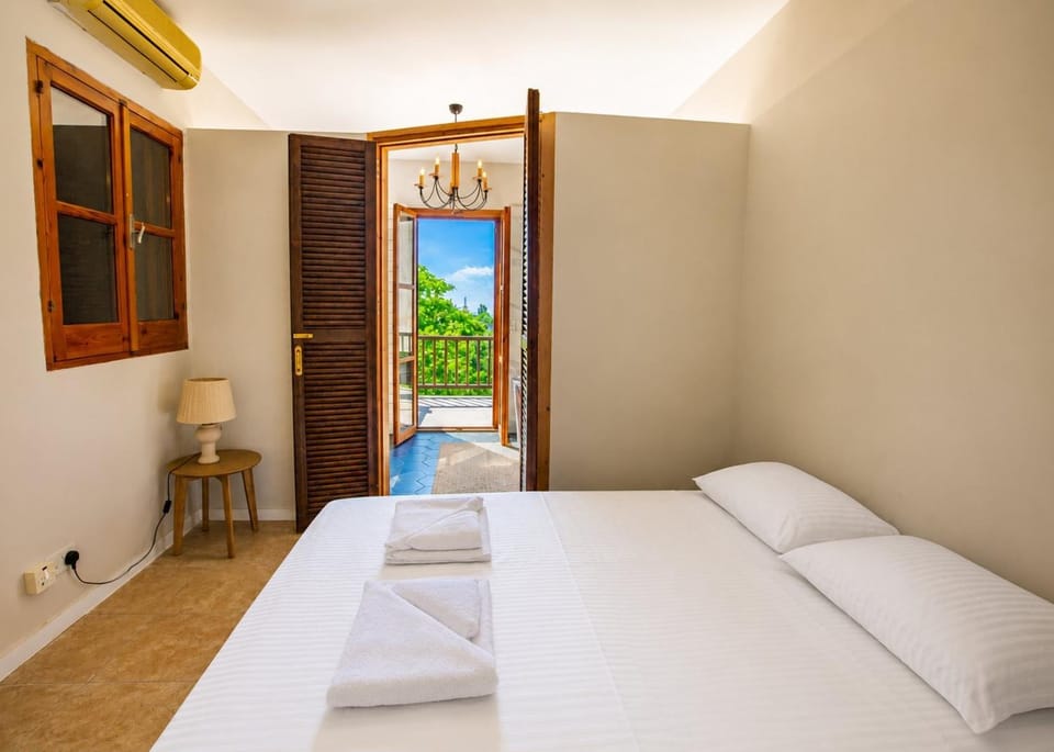 Bed, Natural landscape, Photo of the whole room, Bedroom, towels