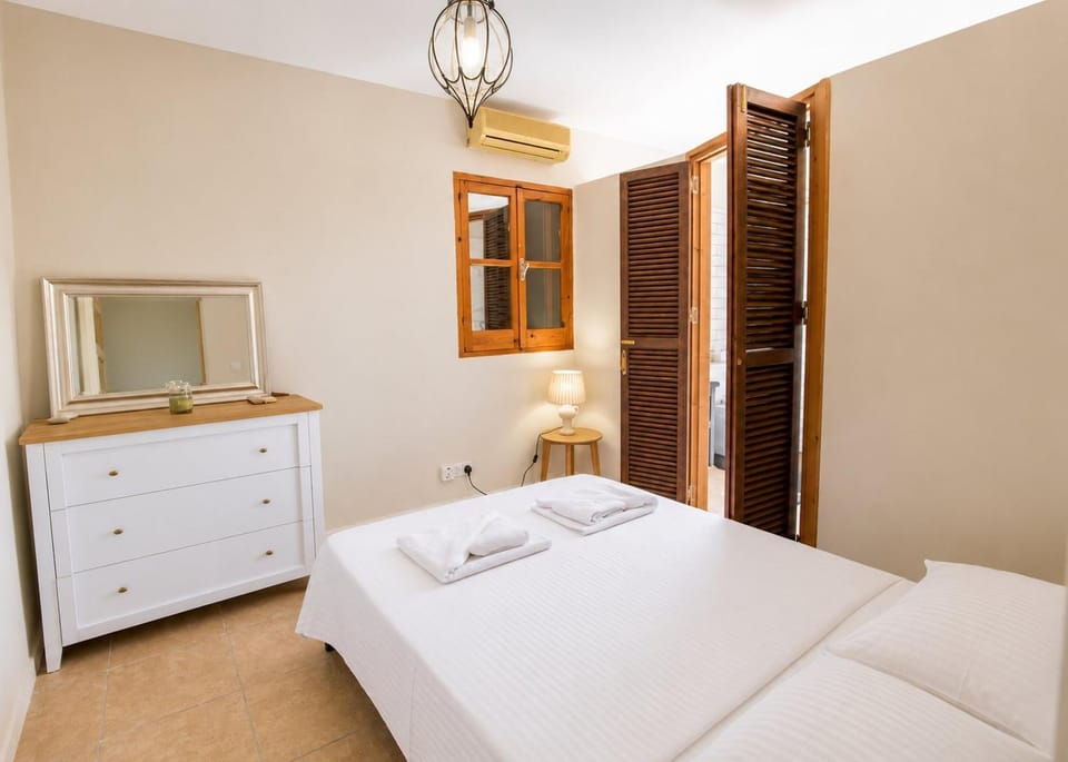 Bed, Photo of the whole room, Bedroom, towels, wardrobe, air conditioner