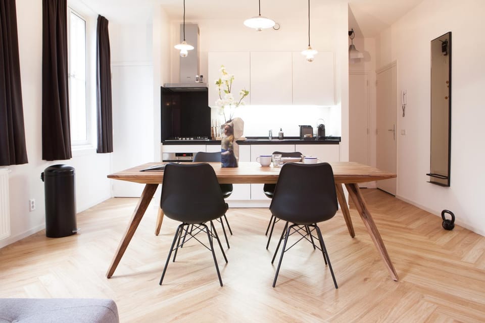 Kitchen or kitchenette, Dining area