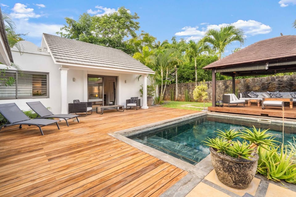 Property building, Patio, Swimming pool