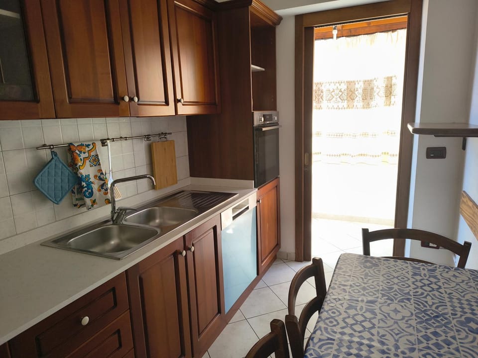 Kitchen or kitchenette, dishwasher, oven