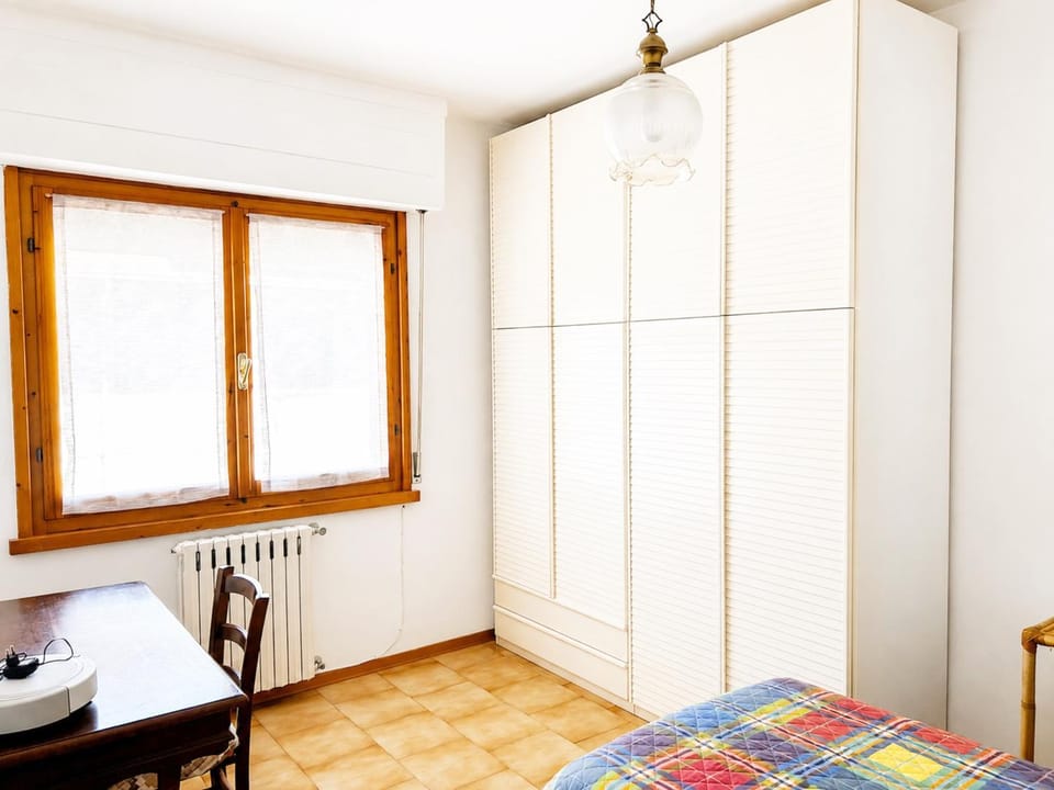 Photo of the whole room, Bedroom, wardrobe