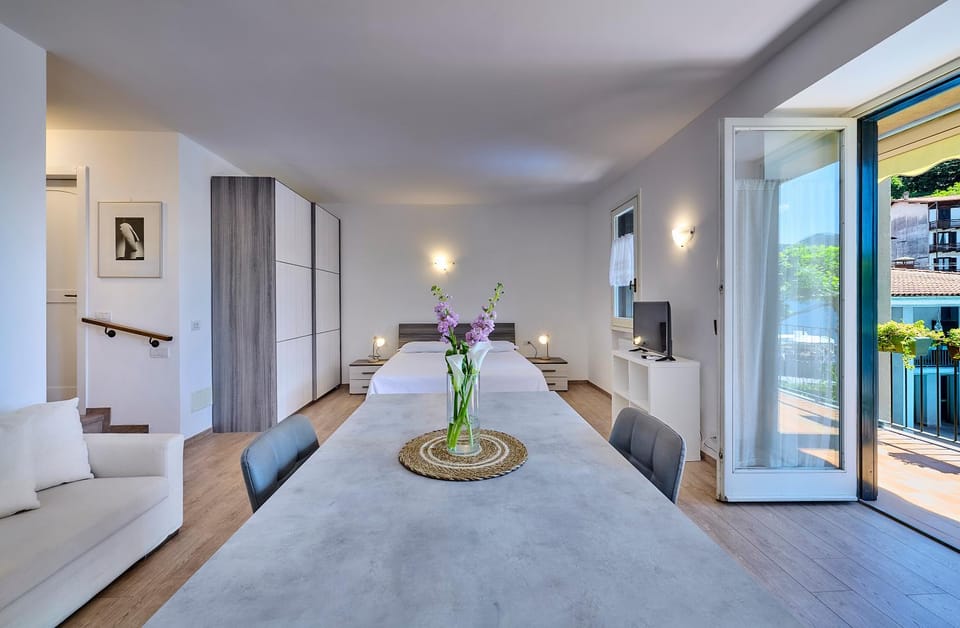 Domus Lario's Lake, pool and lake view Apartment in Lierna