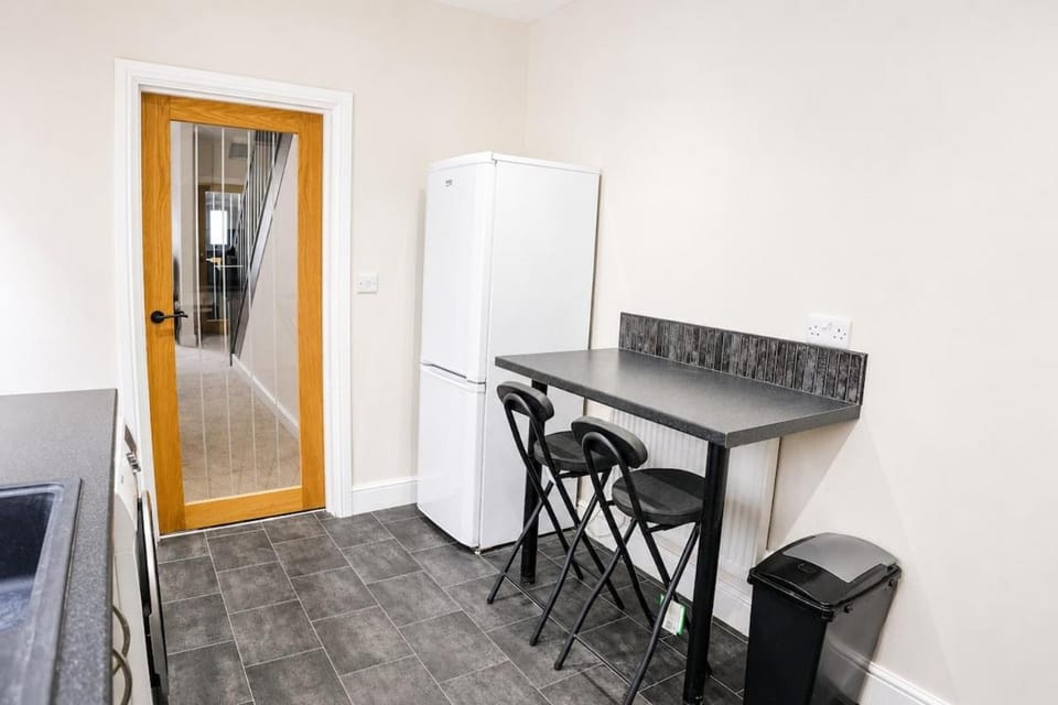 3BR Modern Contractor Stay with TVs & Wi-Fi House in Swansea